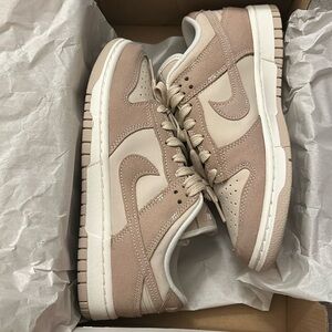 Women’s Nike Dunk Low SE- Sanddrift/Hemp